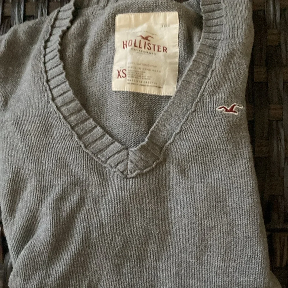 Hollister Women's V-Neck Sweater in Gray - Picture 2 of 2